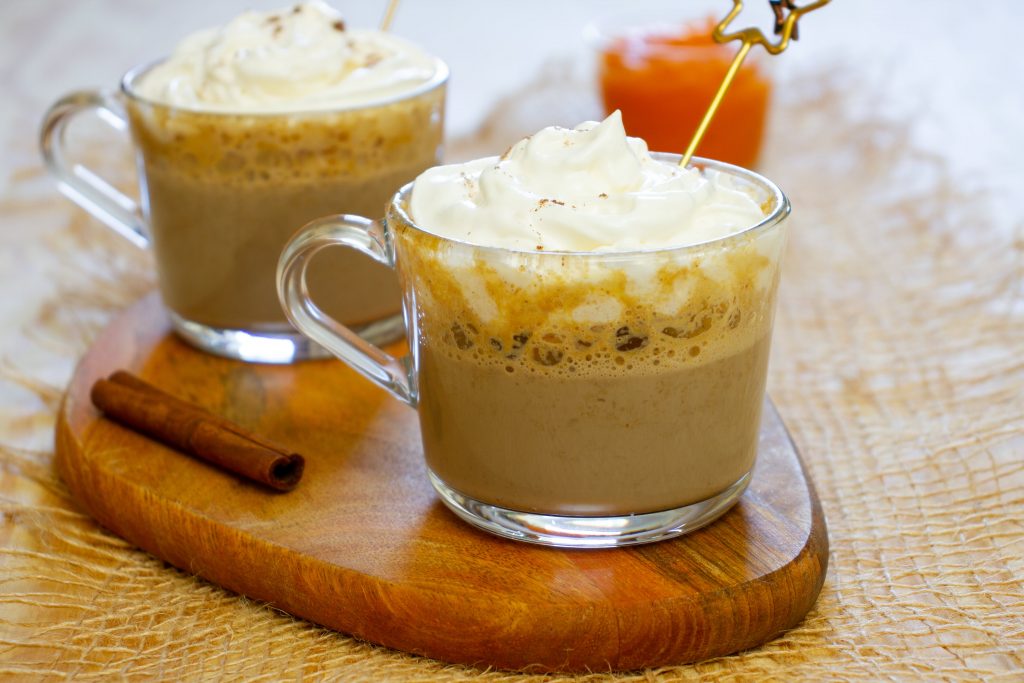 Latte z puree z dyni i przyprawą do piernika