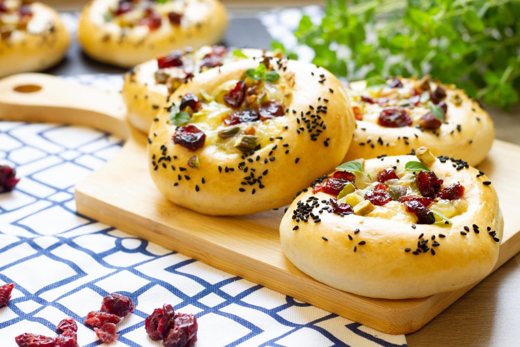 Wytrawne drożdżówki z brie, żurawiną i pistacjami