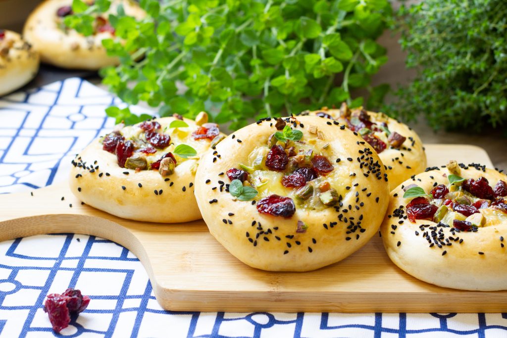 Wytrawne drożdżówki z serem, żurawiną i pistacjami