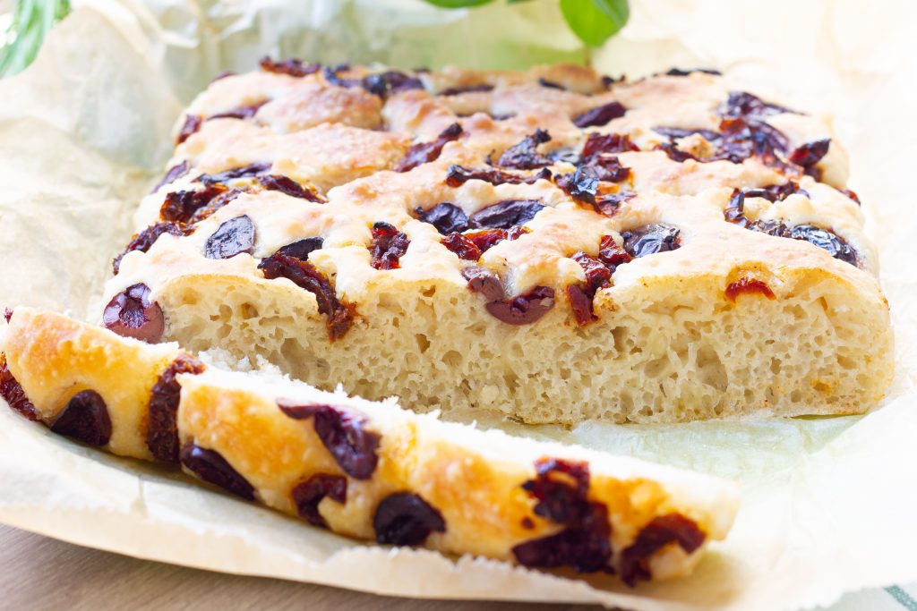 Focaccia z oliwkami i pomidorami przepis