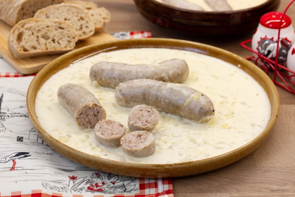 Biała kiełbasa w sosie chrzanowym przepis