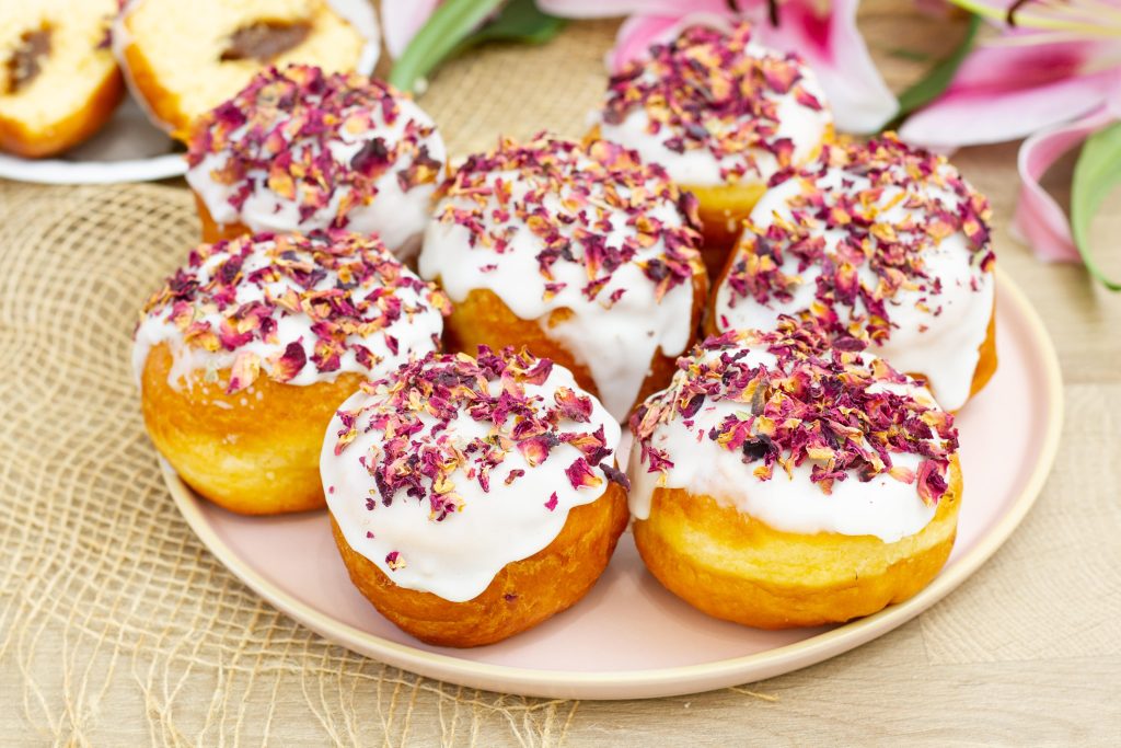 Przepis na pączki z konfiturą z róży