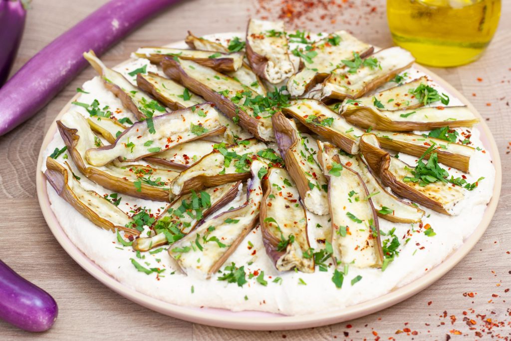 Przepis na dip z tofu z pieczonym bakłażanem