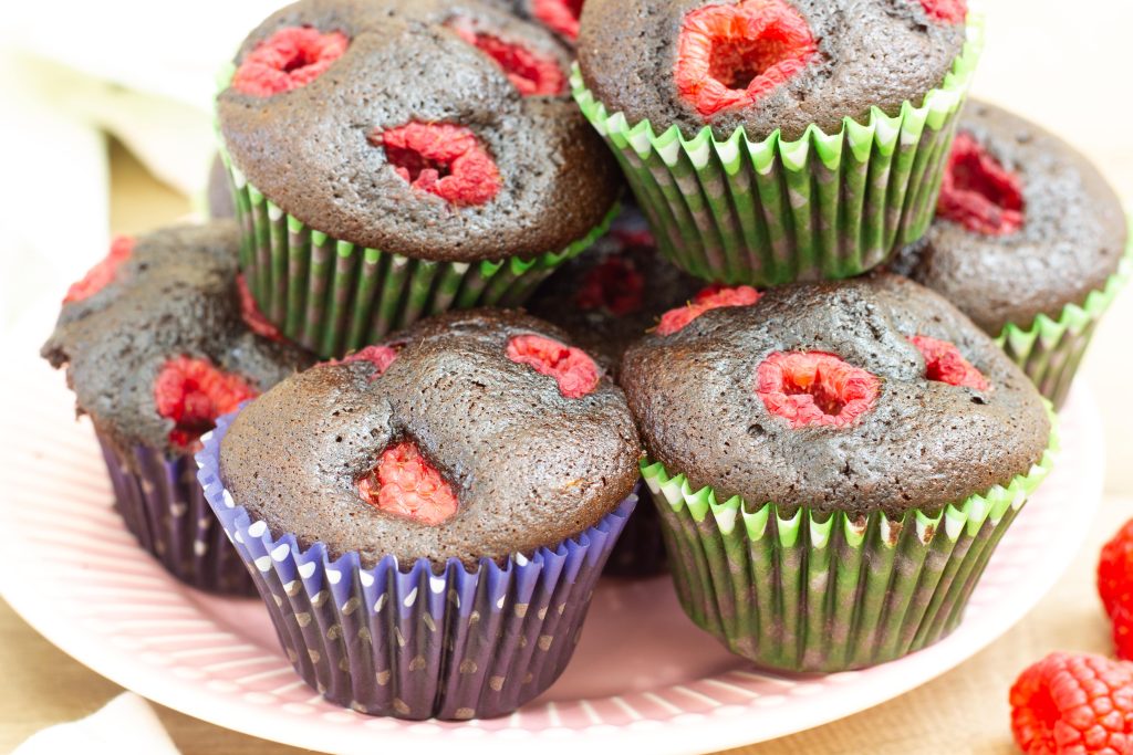 Przepis na muffiny czekoladowe z malinami