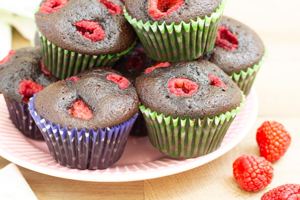 Przepis na muffiny czekoladowe z malinami