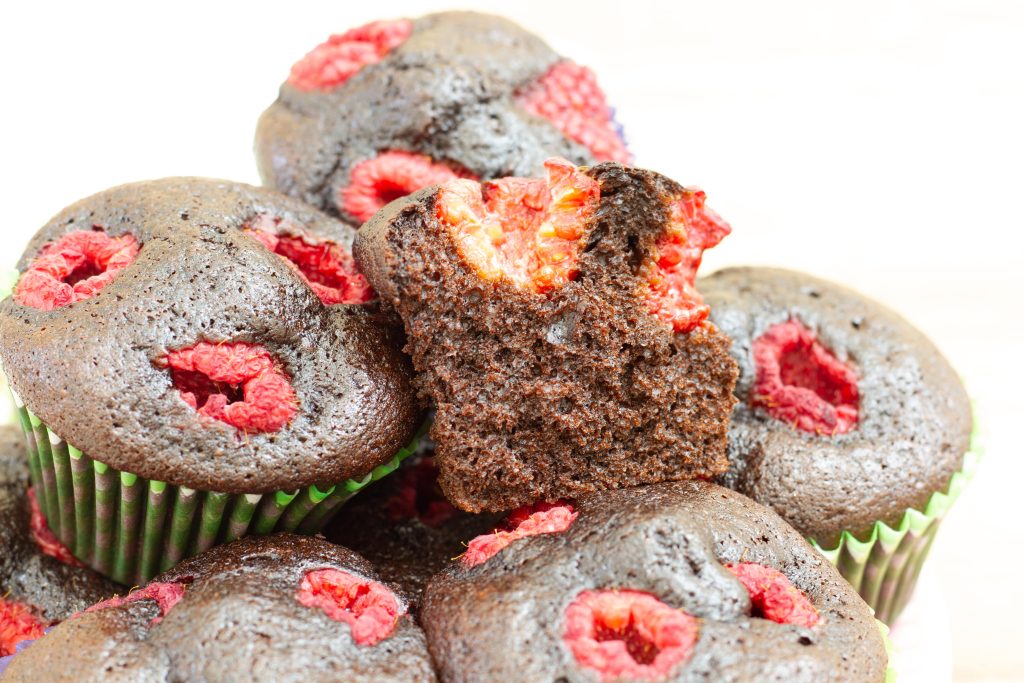 Przepis na muffiny czekoladowe z malinami