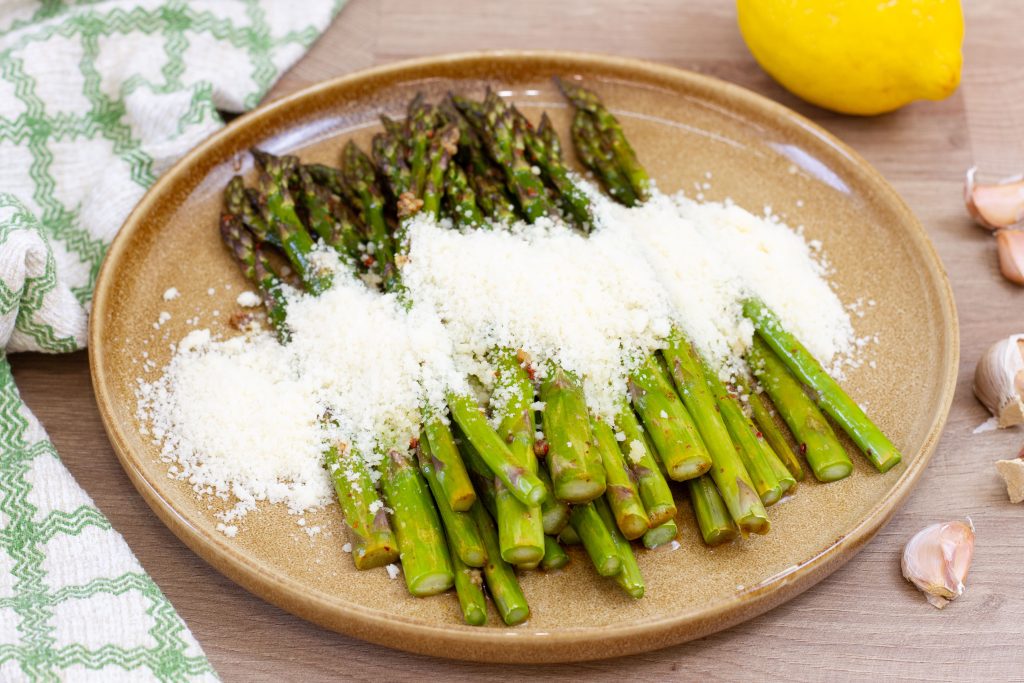 Przepis na pieczone szparagi z parmezanem