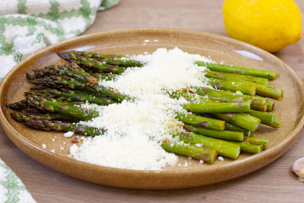 Przepis na pieczone szparagi z parmezanem