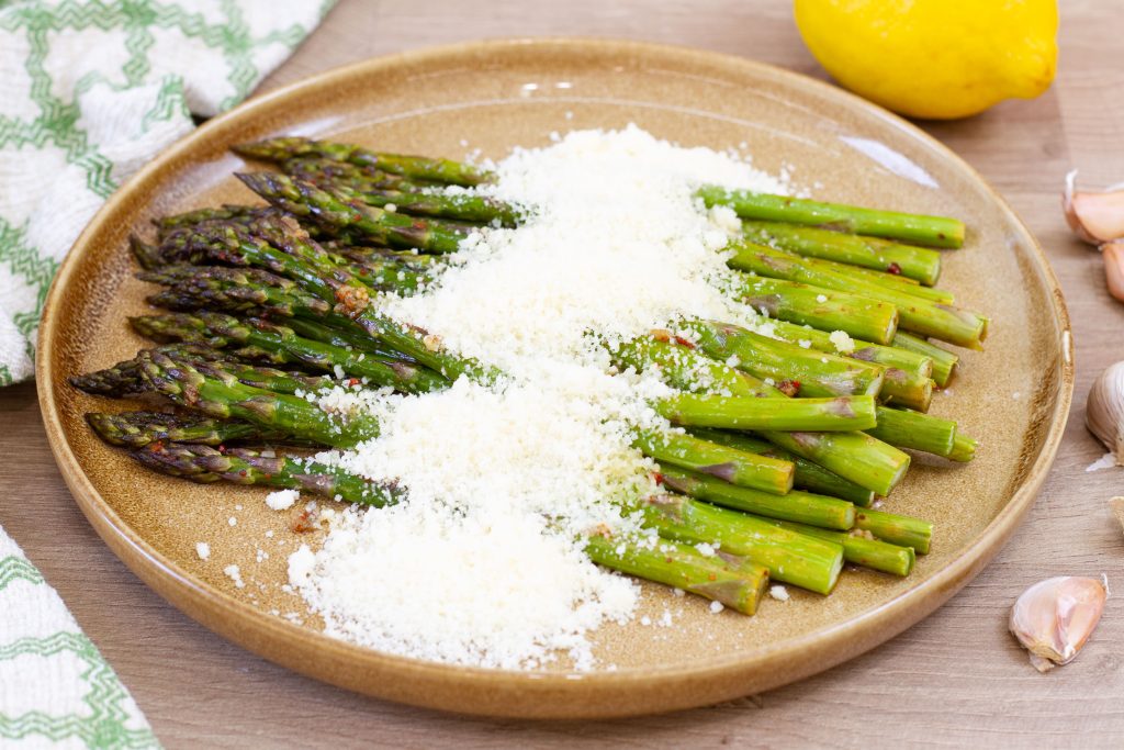 Przepis na pieczone szparagi z parmezanem