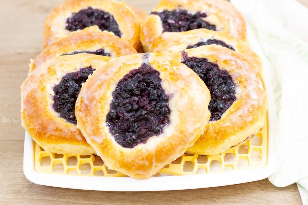 Przepis na domowe jagodzianki z lukrem