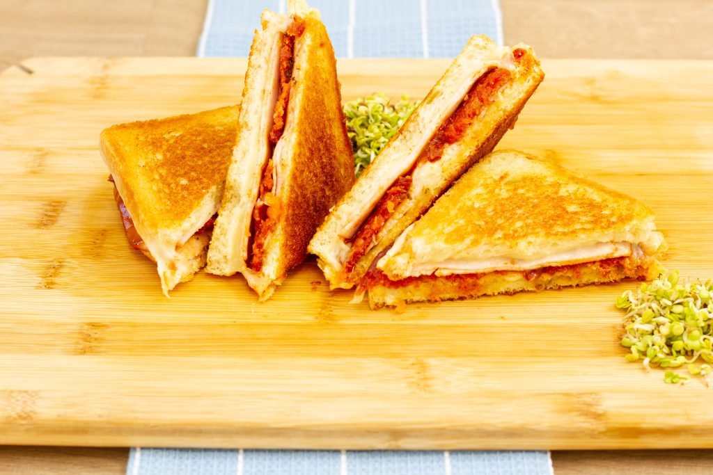 Przepis na tosty z patelni z serem, szynką i pepperoni