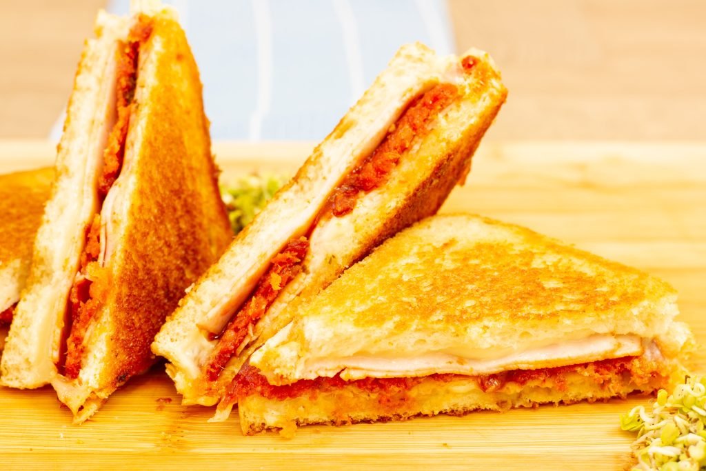 Przepis na tosty z patelni z serem, szynką i pepperoni