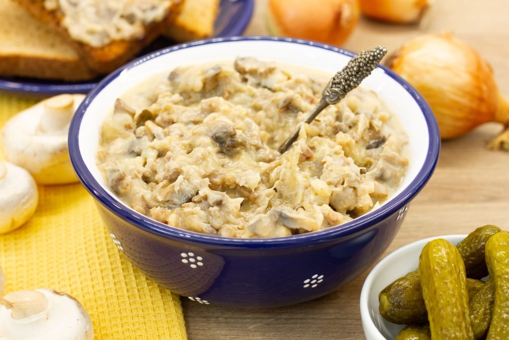 Przepis na smalczyk z mięsem i pieczarkami