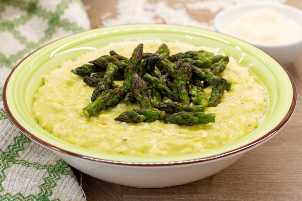 Kremowe risotto z zielonymi szparagami – przepis na klasykę kuchni włoskiej