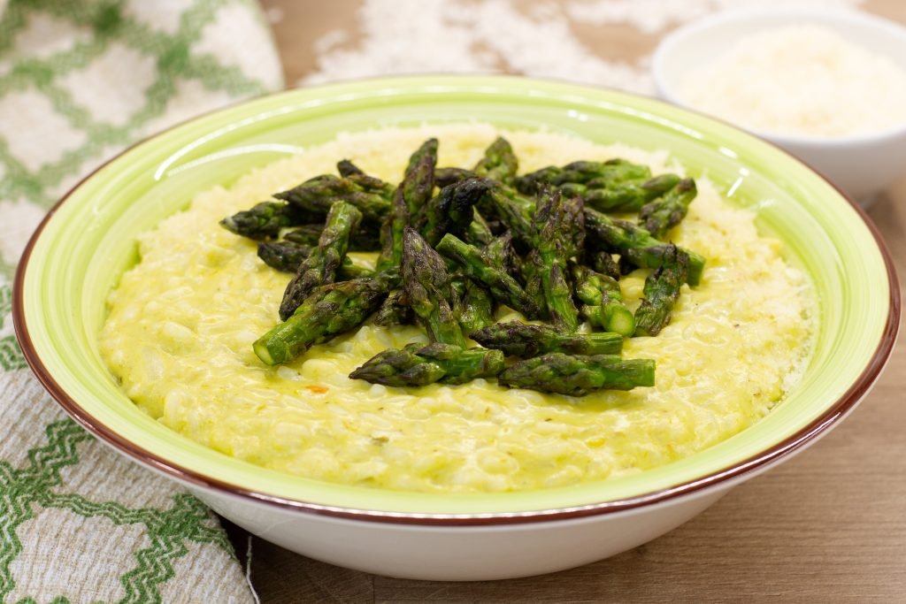 Kremowe risotto z zielonymi szparagami – przepis na klasykę kuchni włoskiej
