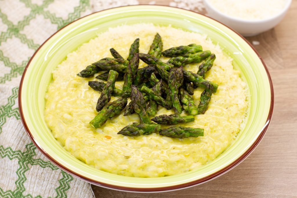 Kremowe risotto z zielonymi szparagami – przepis na klasykę kuchni włoskiej