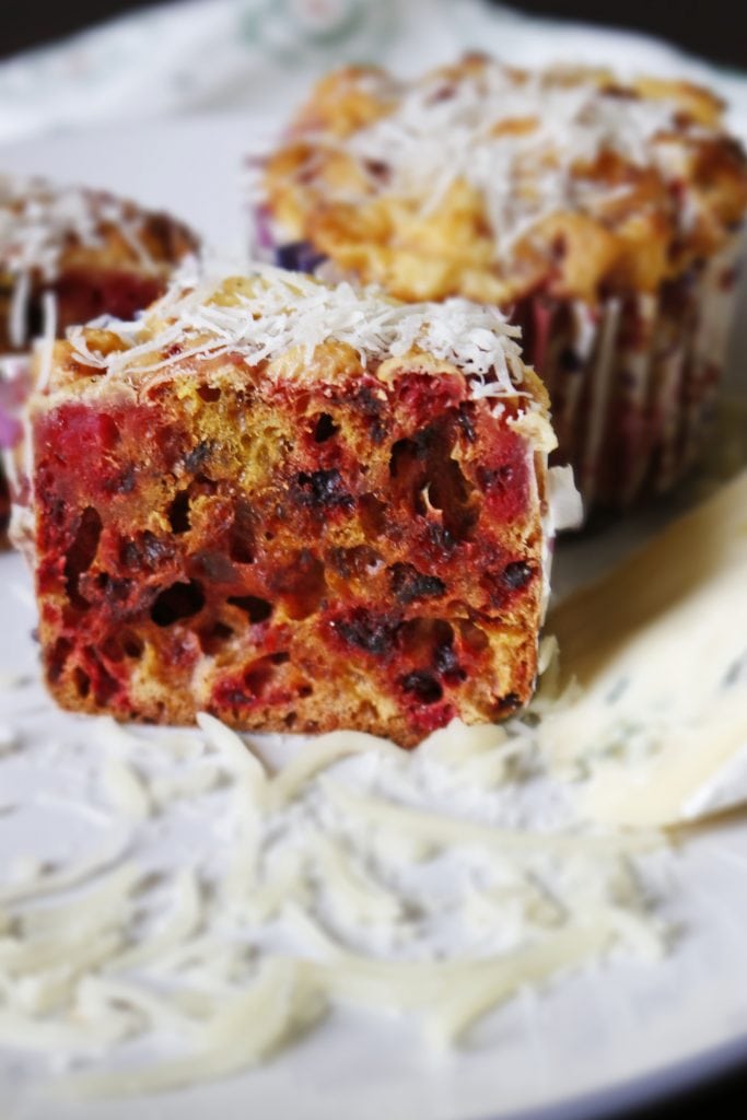 Muffiny z burakiem i białym serem