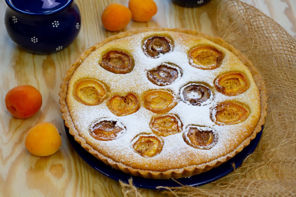 Tarta z morelami i kremem migdałowym